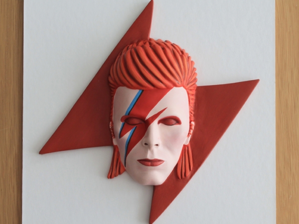 <span>Bowie 3D Relief</span><i>→</i>